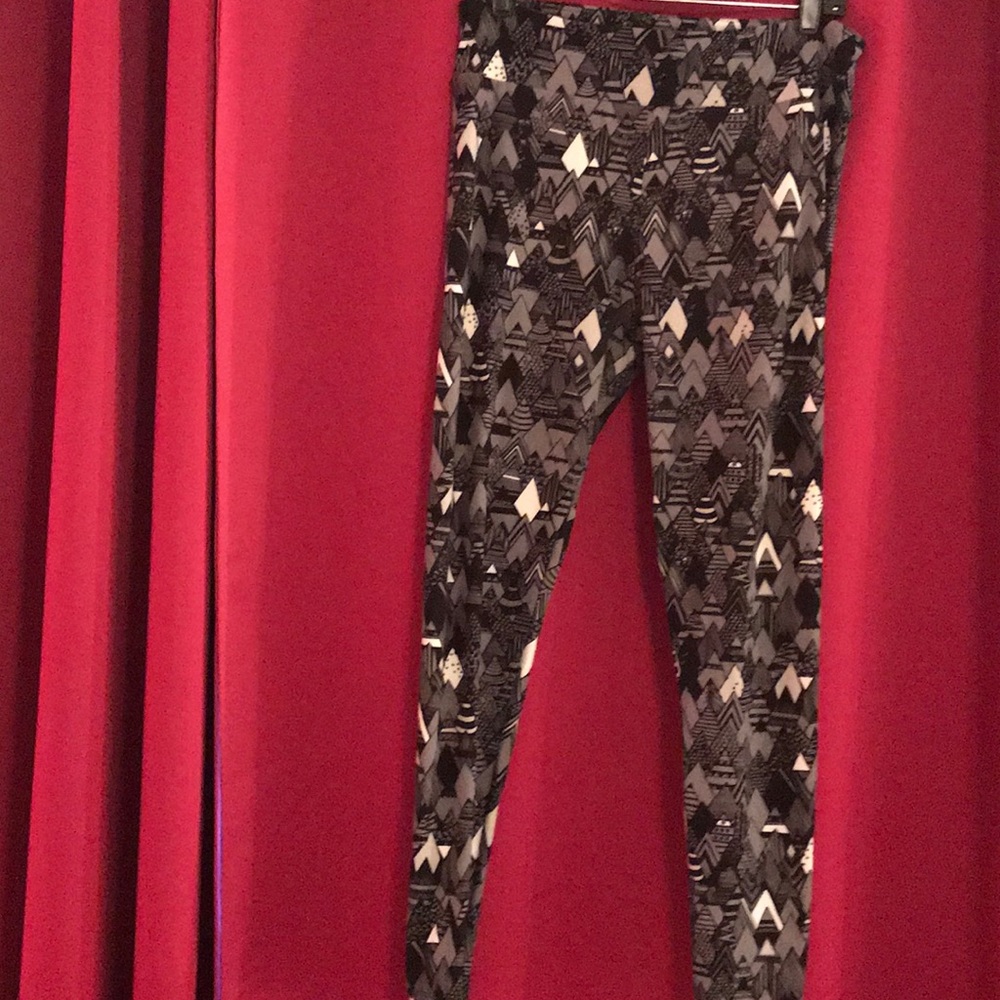Tall & Curvy Black / Gray print LulaRoe leggings